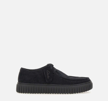 Stringata "Torhill Lo" in camoscio 26172019 0 CLARKS 