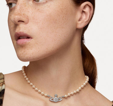 "Mini Bas Relief Pearl Choker" 63010106 02P104 VIVIENNE WESTWOOD 