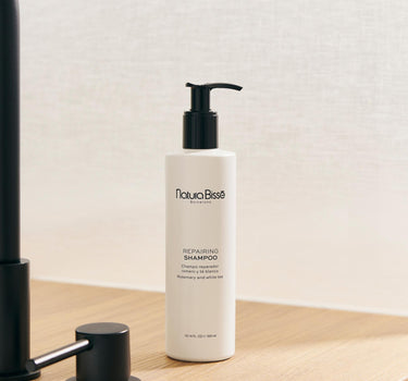 Shampoo per capelli "Repairing Shampoo Rosemary and white tea" 300ml 32G303 300ML NATURA BISSE' 
