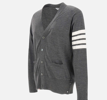 Cardigan "Classic V-Neck" in pura lana merino MKC002A Y1014038 THOM BROWNE 