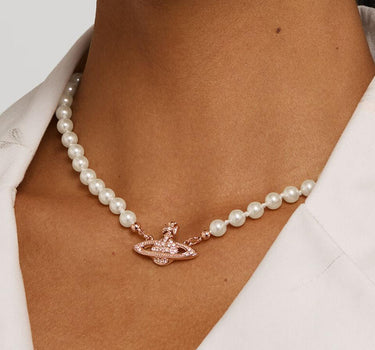 "Mini Bas Relief Pearl Choker" 63010106 02G128 VIVIENNE WESTWOOD 