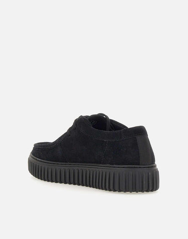 Stringata "Torhill Lo" in camoscio 26172019 0 CLARKS 